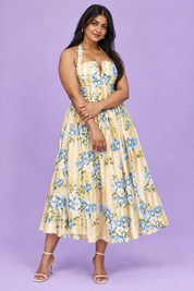Robe longue jaune dos nu à rayures et motifs floraux | Porté sur une silhouette plus ronde | Lounelle Paris