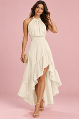 Vestido creme com folhos assimétricos e decote halter