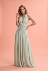 Vestido maxi verde-claro com decote profundo e detalhes franzidos