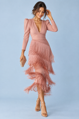 Vestido rosa velho com franjas e decote em V