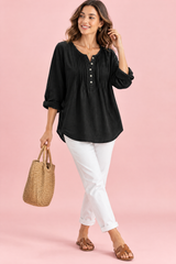 Blusa preta de algodão com decote redondo e pregas