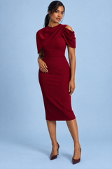 Vestido midi justo Berry com capa drapeada — Vermelho-escuro
