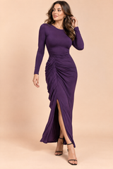 Vestido comprido roxo justo com mangas compridas e racha com folho