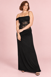 Robe longue noire à empiècements en dentelle | Porté sur une silhouette plus ronde | Lounelle Paris