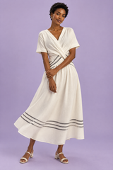Vestido envelope branco sujo com decote em V