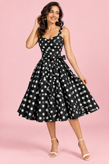 Vestido curto preto às bolinhas com corte evasé e decote coração