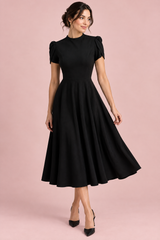 Vestido midi preto com gola redonda e mangas balão