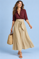 Conjunto de camisa e saia bege com cinto para atar