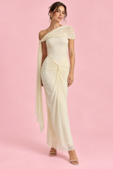 Vestido maxi branco off-white de um ombro, com franzido