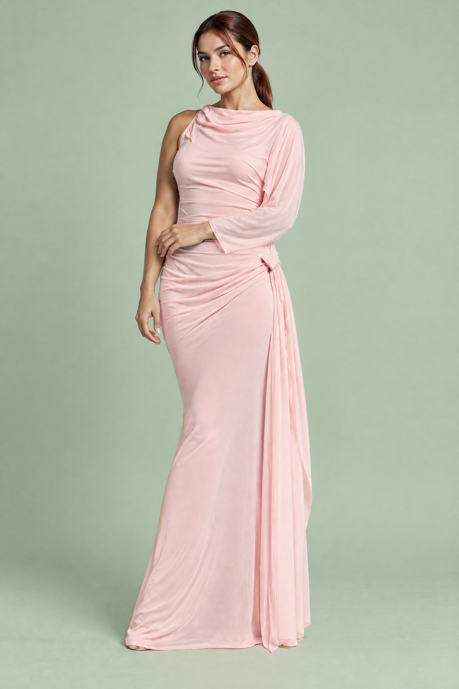 Robe longue rose à col montant, détails drapés et manches cape | Porté sur une autre silhouette | Lounelle Paris