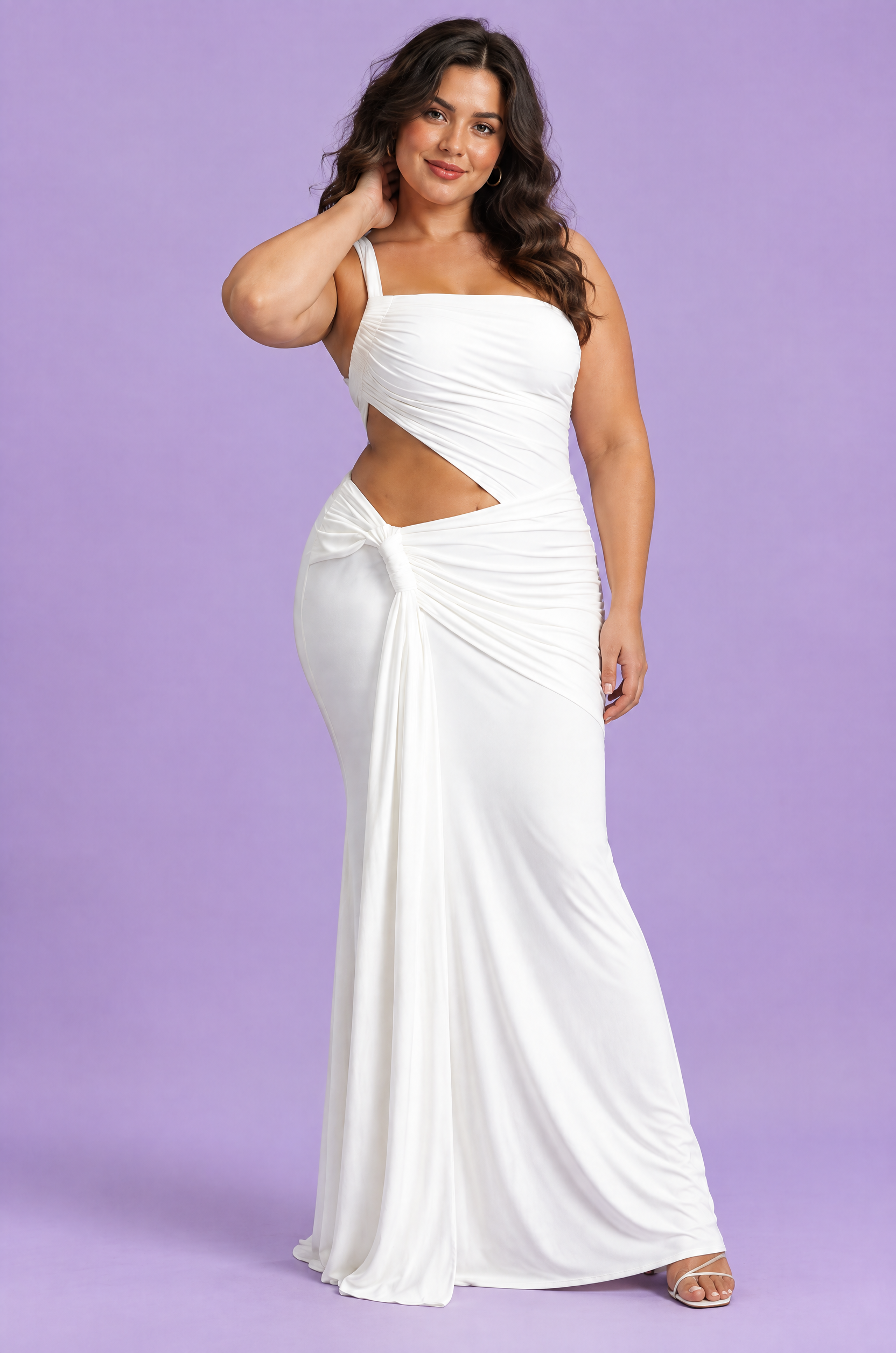Robe longue blanche asymétrique à jupe portefeuille | Porté sur une silhouette plus ronde | Lounelle Paris