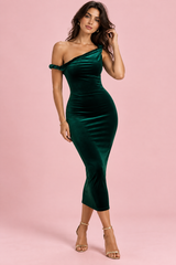 Vestido maxi assimétrico em veludo verde-escuro com detalhe torcido