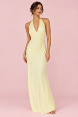 Vestido comprido amarelo-claro com decote halter e franzido