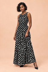 Vestido maxi preto às bolinhas, de gola subida e com detalhes drapeados