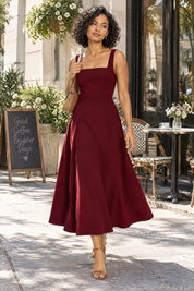 Robe midi bordeaux à fines bretelles et jupe ample | Photo lifestyle | Lounelle Paris