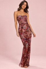 Vestido vermelho sem alças, justo ao corpo