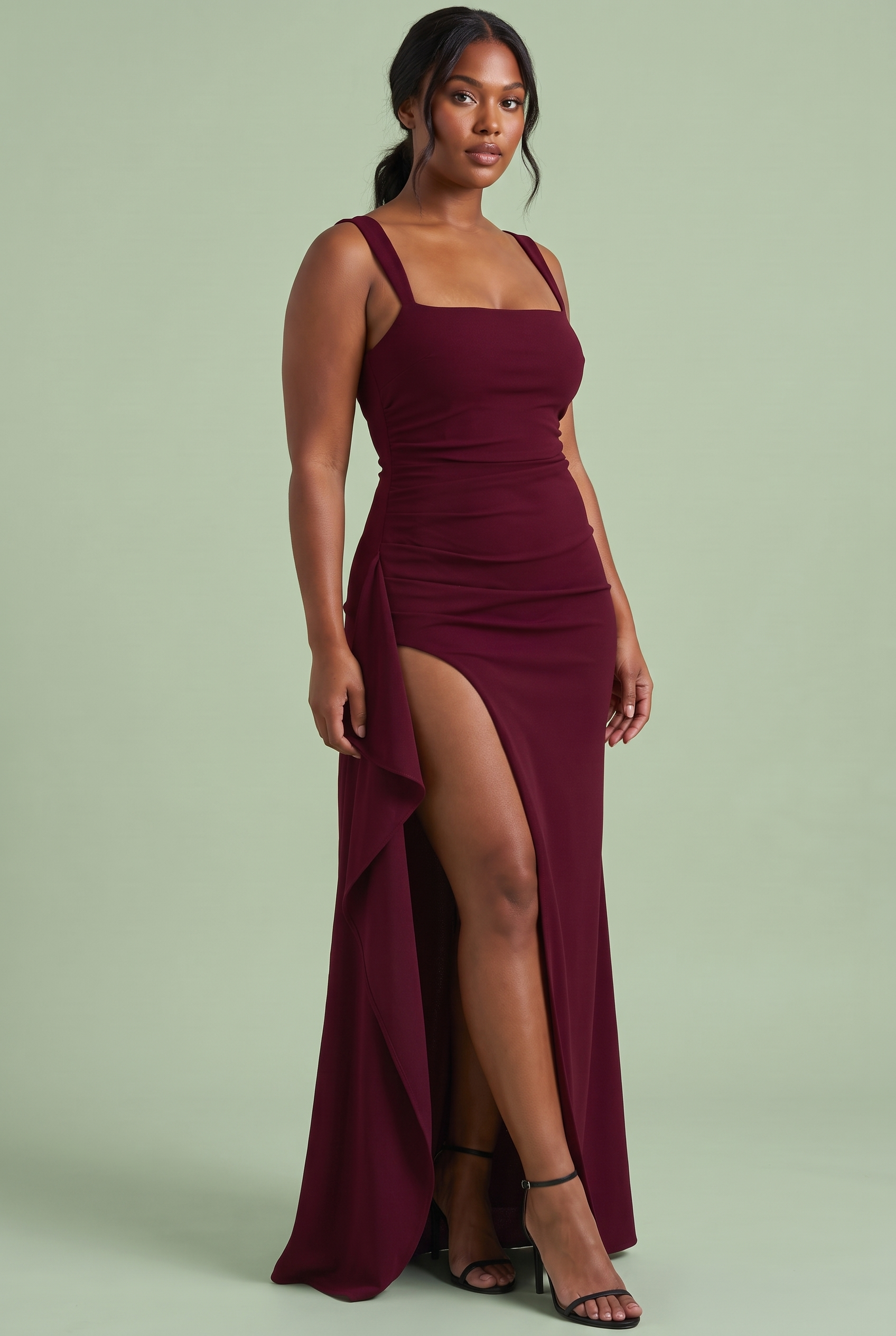 Robe longue bordeaux à décolleté carré, dos échancré et fente haute côté | Porté sur une silhouette plus ronde | Lounelle Paris