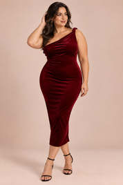 Robe longue en velours rouge foncé à épaule torsadée et coupe asymétrique | Porté sur une silhouette plus ronde | Lounelle Paris