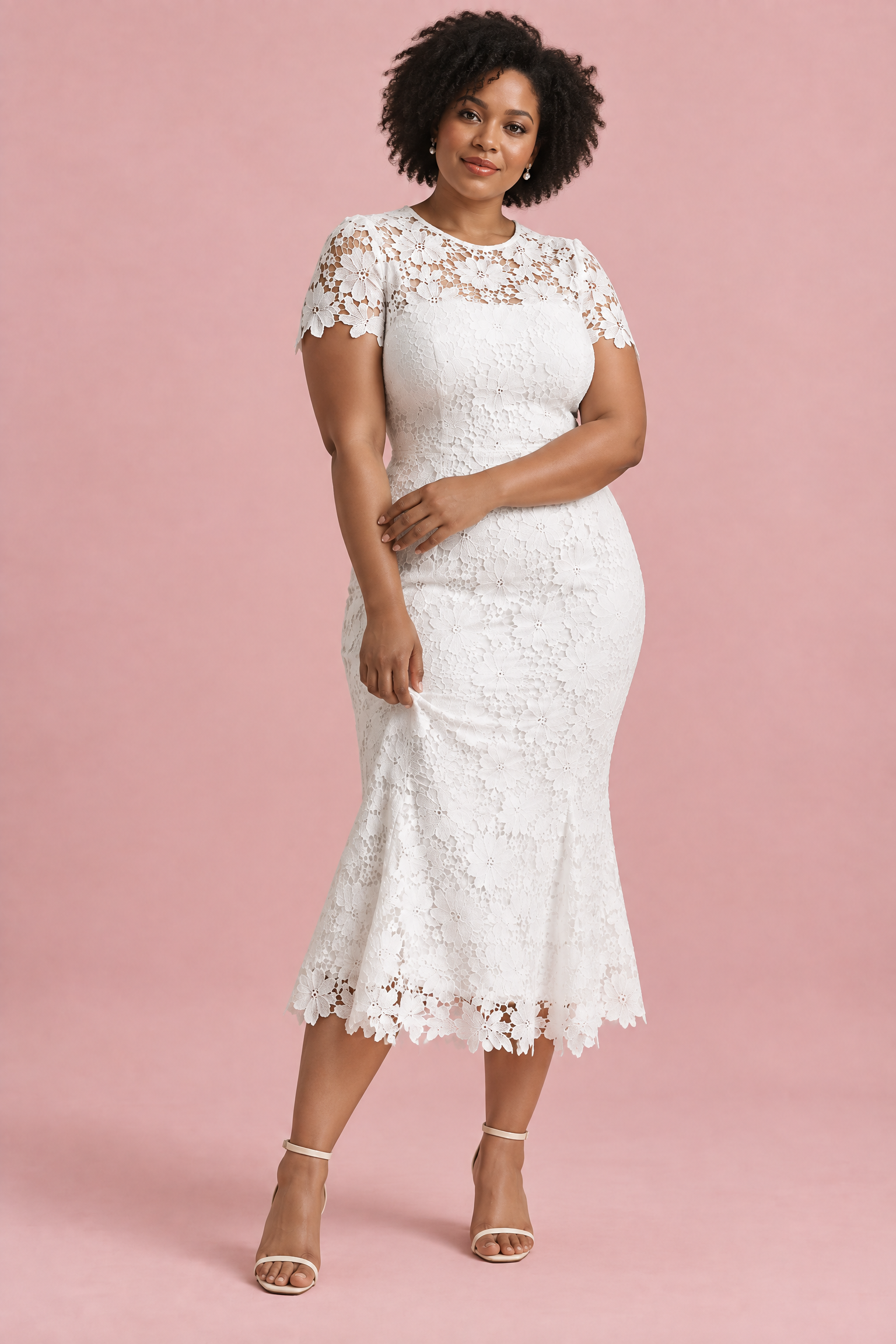 Robe midi blanche en dentelle à manches courtes | Porté sur une silhouette plus ronde | Lounelle Paris