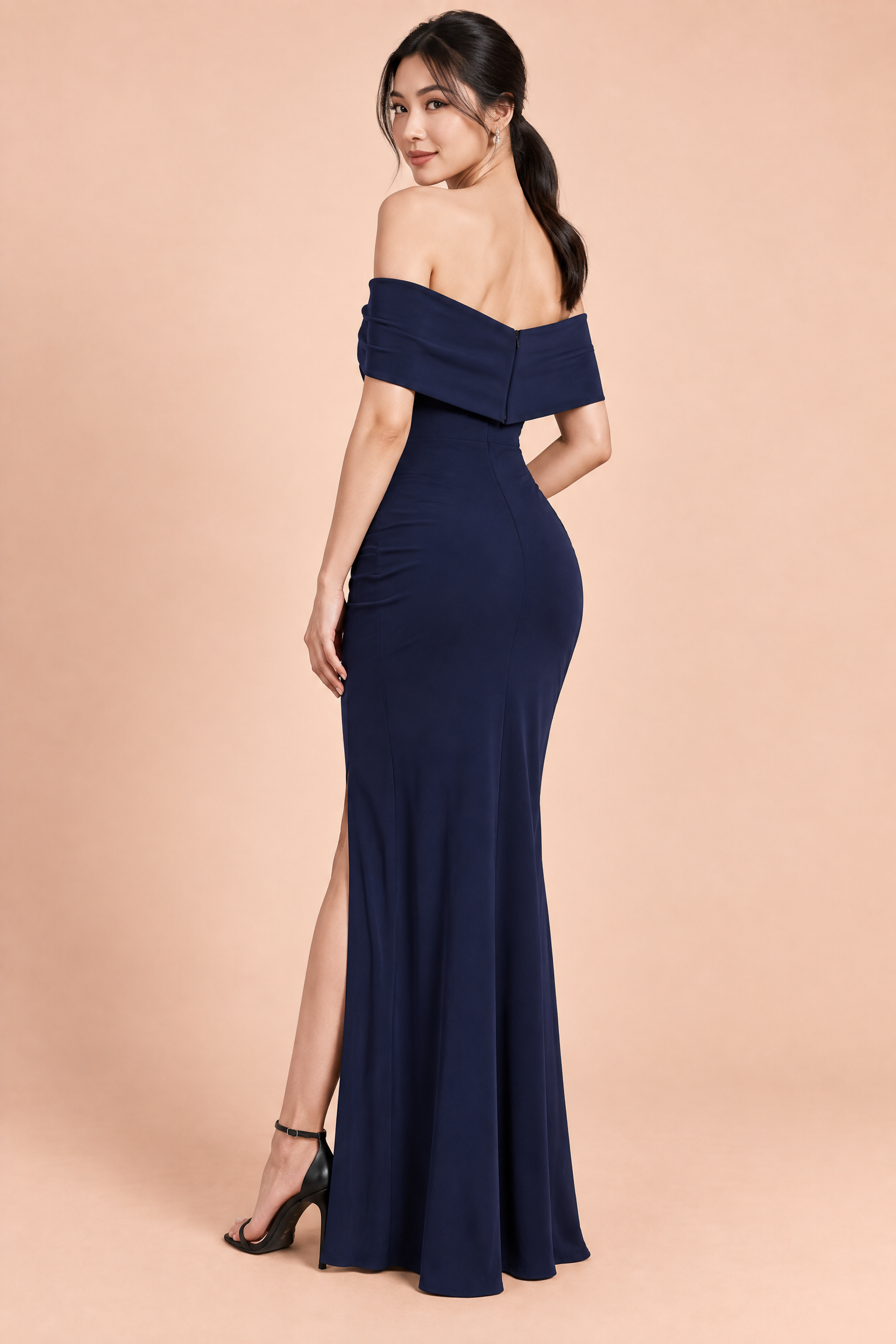Robe longue bleu marine style Bardot, nœud et fente haute | Vue de dos | Lounelle Paris