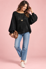 Camisola preta oversized em malha ajurada com decote barco