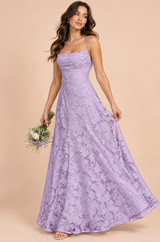 Vestido comprido lavanda com decote drapeado e flores