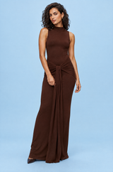 Vestido comprido castanho justo de gola redonda, franzido e com racha alta