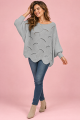 Camisola cinzenta oversized em malha ajurada com decote barco