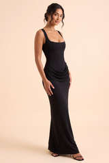 Vestido maxi preto justo com decote quadrado e franzido