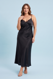 Robe nuisette longue noire à dentelle | Porté sur une autre silhouette | Lounelle Paris