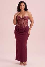 Robe longue bustier à corsage corset bordeaux | Porté sur une silhouette plus ronde | Lounelle Paris