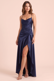 Robe asymétrique bleu marine à col bénitier | Porté sur une silhouette plus ronde | Lounelle Paris