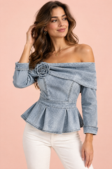 Blusa cinzento-claro com decote ombro a ombro e peplum