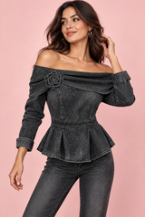 Blusa preta com decote ombro a ombro e peplum