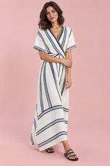 Vestido envelope branco com decote em V