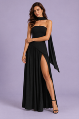 Vestido comprido preto com decote assimétrico