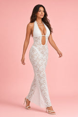 Vestido branco comprido de renda com decote halter e costas abertas