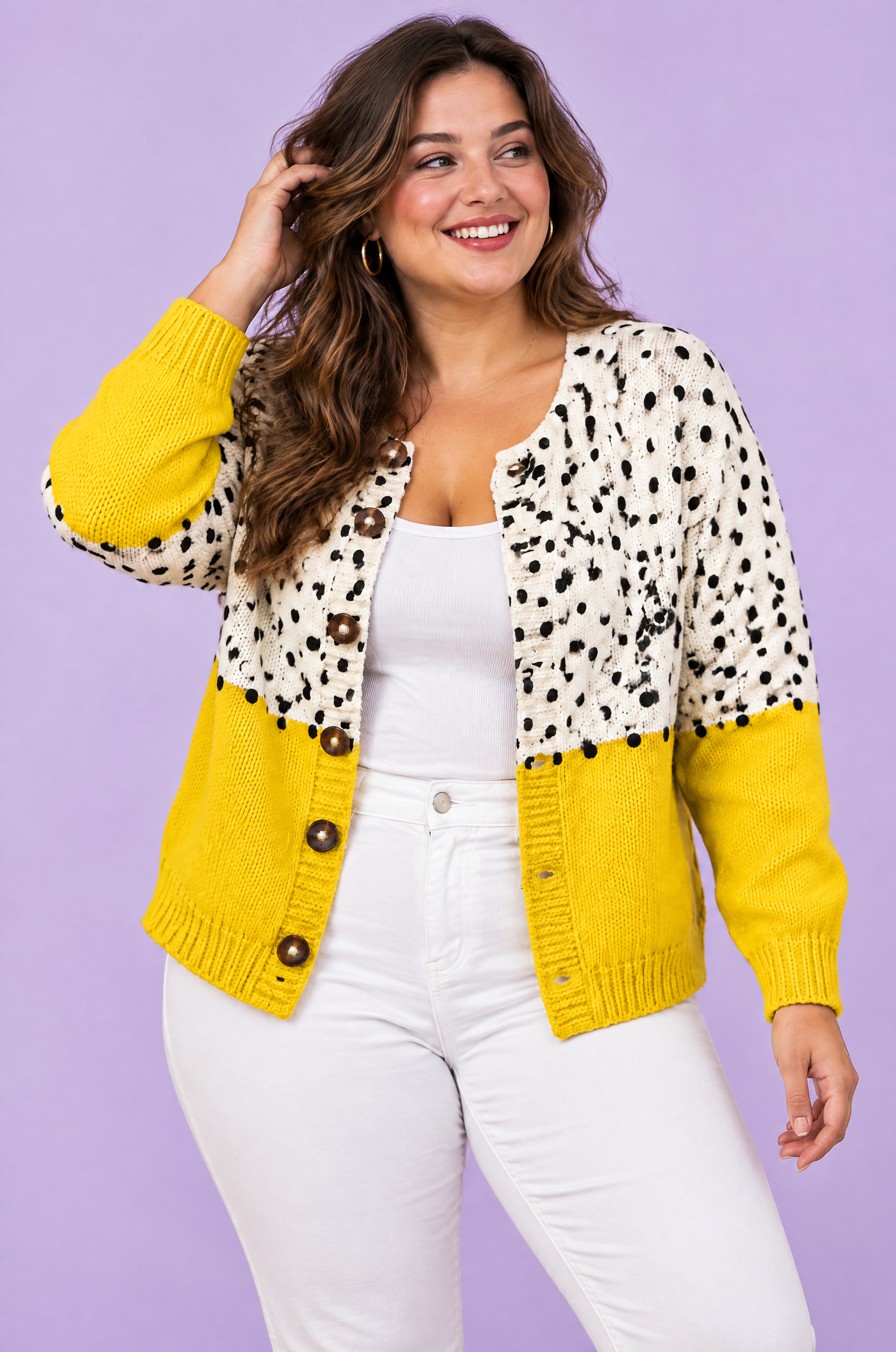 Cardigan fleuri boutonné jaune | Porté sur une silhouette plus ronde | Lounelle Paris