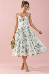 Vestido midi branco com estampado floral, decote em coração e detalhe franzido