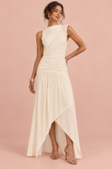 Vestido comprido off-white com gola subida e detalhe franzido