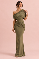 Vestido comprido verde azeitona com franzido e decote de ombros descobertos