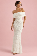 Vestido comprido branco em renda com decote Bardot