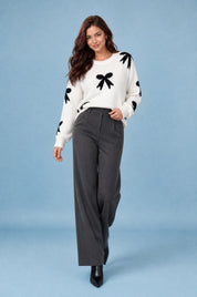 Pull blanc cassé motifs nœuds | Vue en mouvement | Lounelle Paris