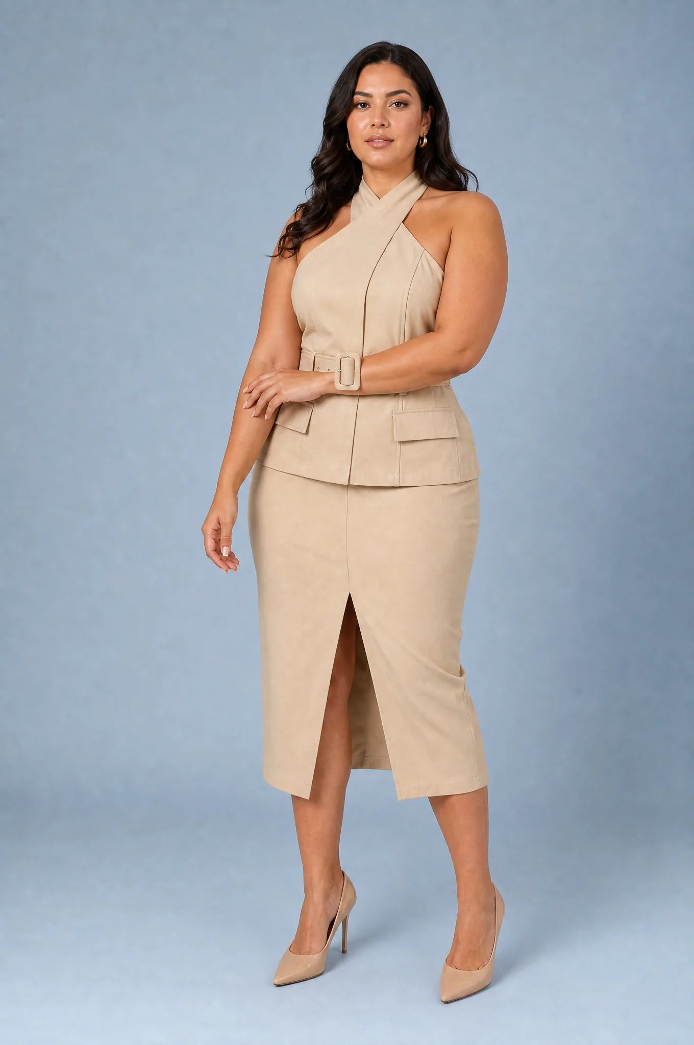 Robe abricot col halter dos nu | Porté sur une silhouette plus ronde | Lounelle Paris