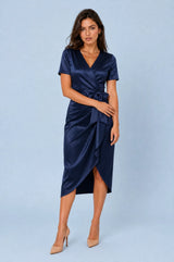 Vestido com decote em V e laço
