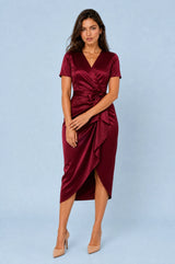 Vestido com decote em V e laço