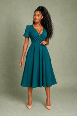 Vestido decote V cruzado mangas bufantes