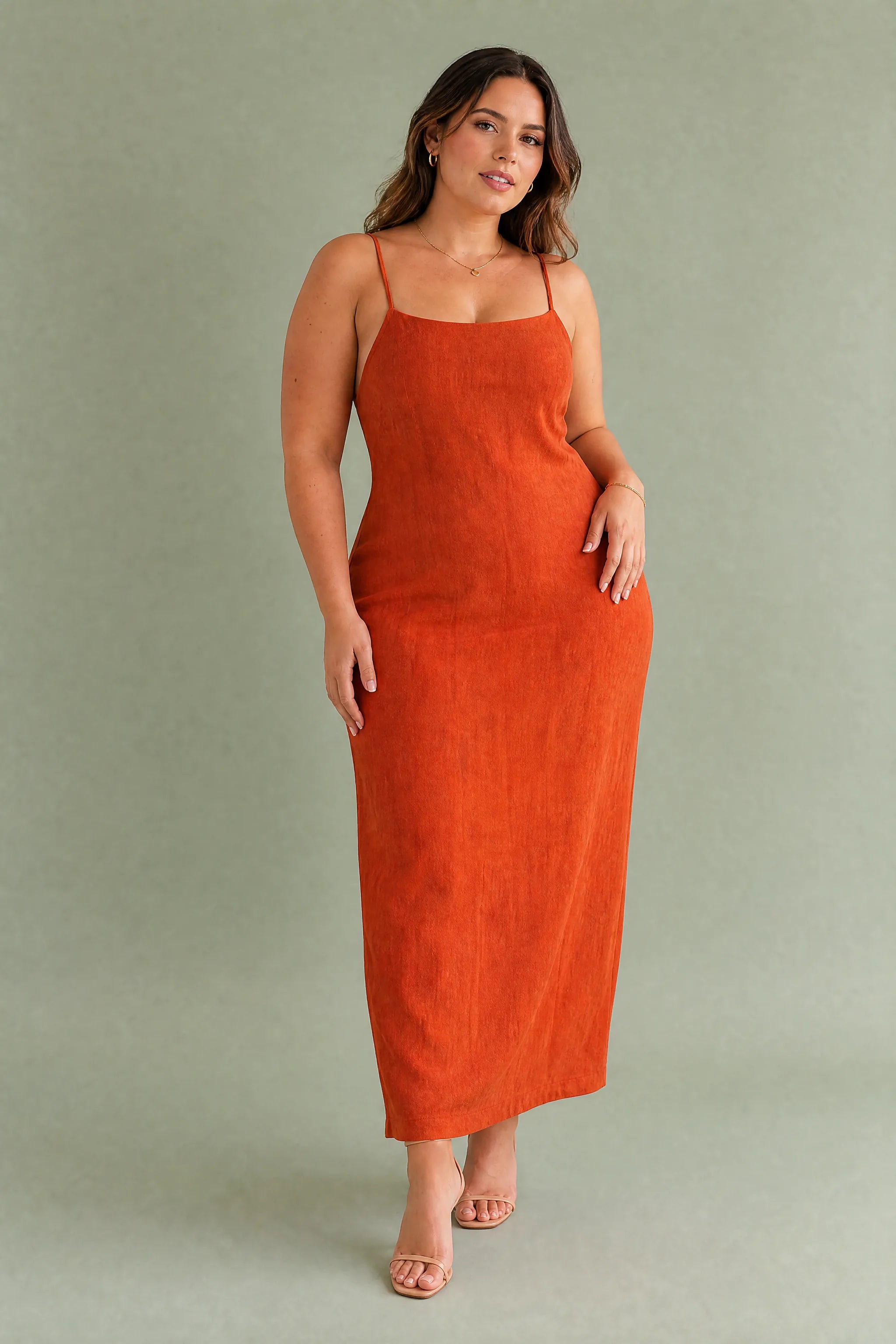 Robe longue bretelles encolure carrée | Porté sur une silhouette plus ronde | Lounelle Paris