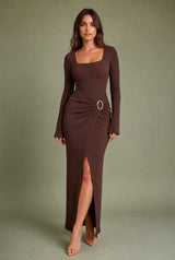 Vestido longo com decote quadrado e fenda
