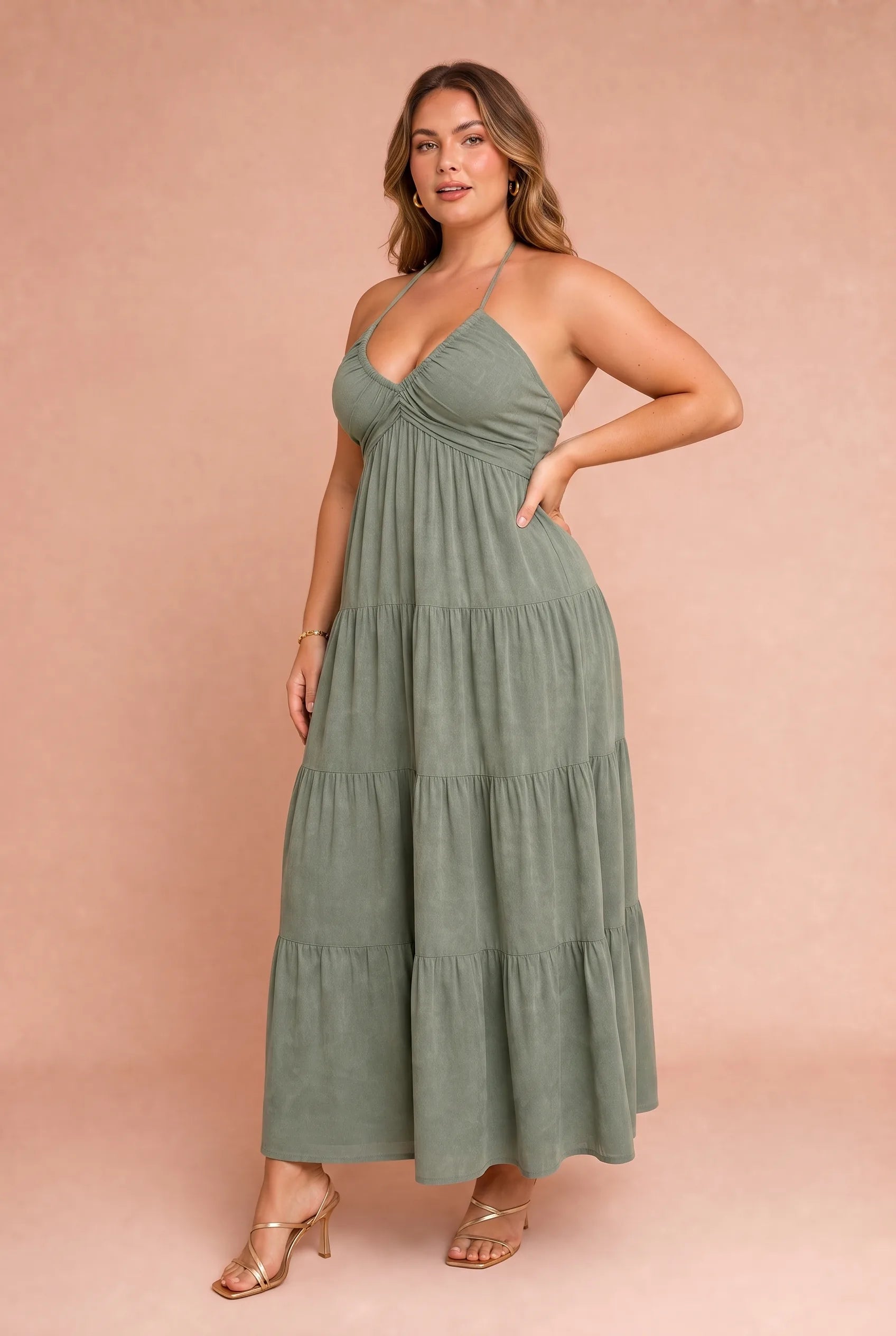 Robe longue col halter dos nu | Porté sur une silhouette plus ronde | Lounelle Paris